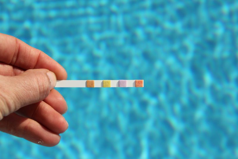 Test traka za merenje pH vrednosti bazenske vode – kako smanjiti pH vode u bazenu